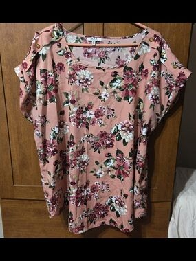 Women’s MPH Floral Scoop Neck Blouse